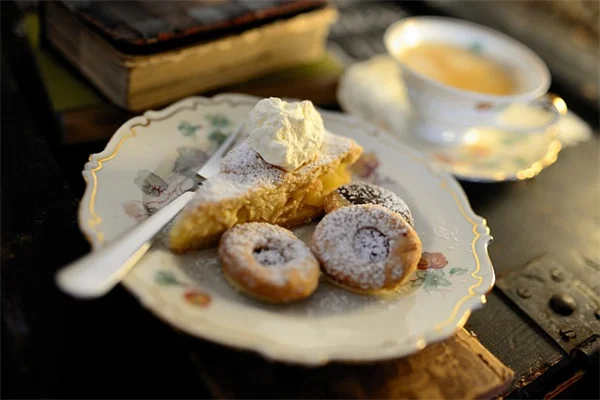 外の木にクリスマスライトを巻く簡単なコツ